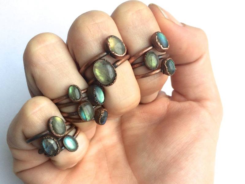 Labradorit Verlobungsring | Edelstein Stapelring Handgefertigter Cabochon Ring Rohmineral Schmuck von HAWKHOUSE
