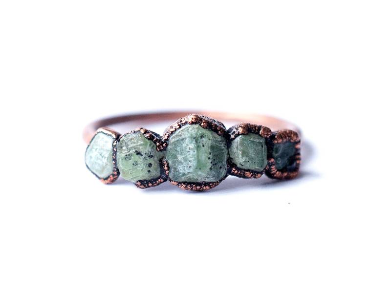 Multi Stein Ring | Roher Granat Grüner Galvanisierter Edelstein Demantoid Mineralring von HAWKHOUSE