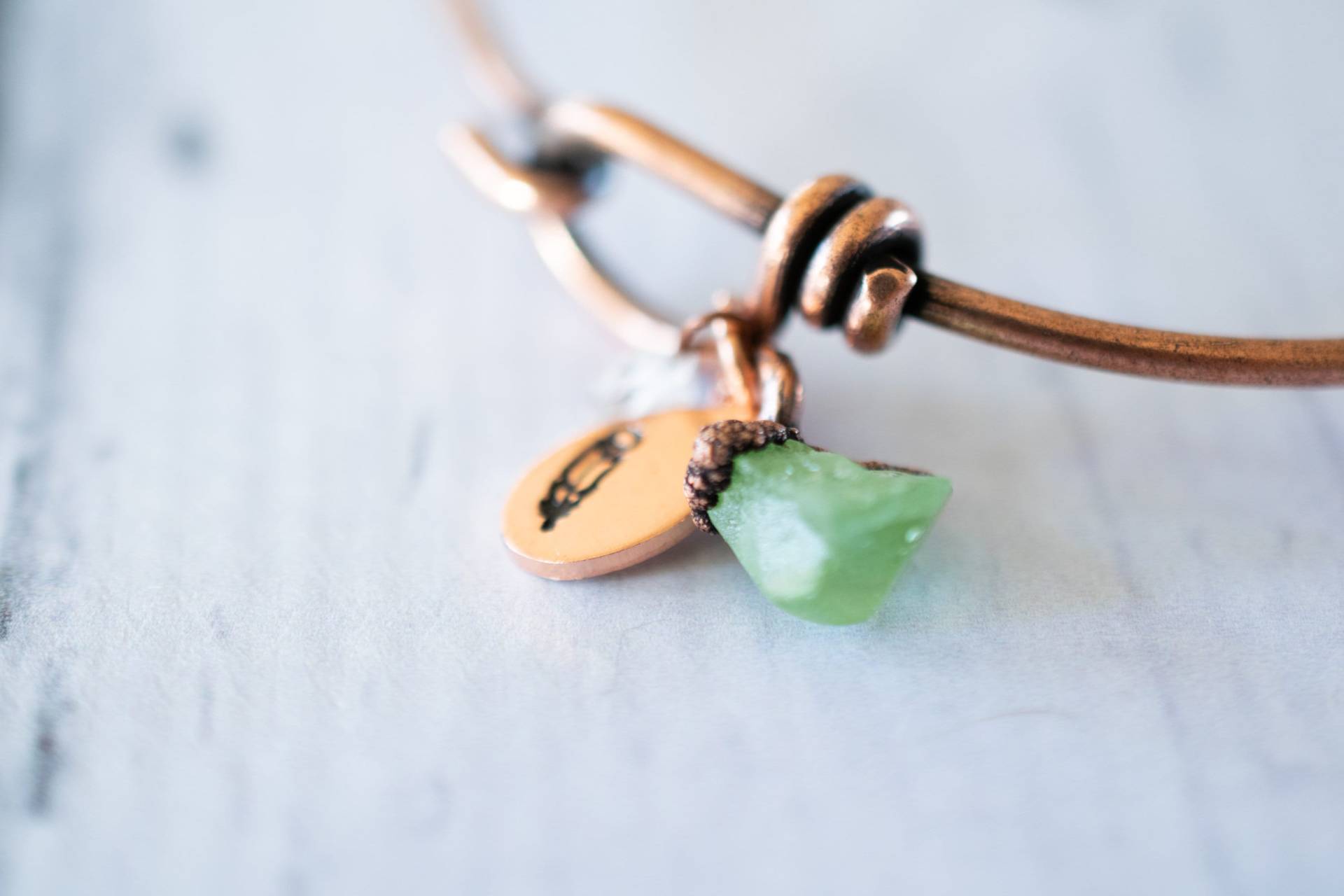 Peridot Armband | Armreif Kupfer & Elektrogeformter Schmuck Roher Geburtsstein-Armreif Peridot Armband | Armreif Kupfer & Elektrogeformter Schmuck Roher Geburtsstein-Armreif von HAWKHOUSE