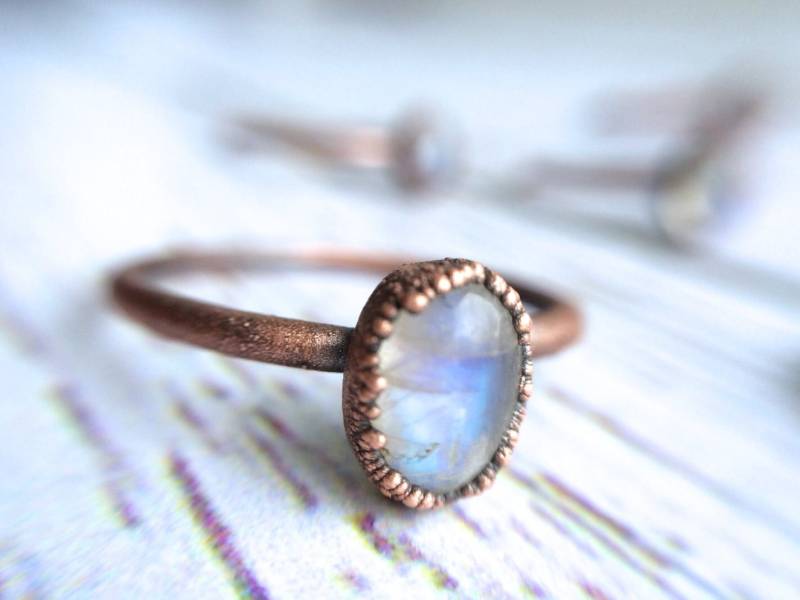 Regenbogen Mondstein Ring | Schlichter Steinstapelring Stapelring Elektrogeformter Mineralschmuck Bio Stein Schmuck von HAWKHOUSE