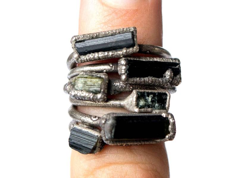 Roh Turmalin Ring | Grüner Kristall Elektrogeformter Rohstein Roher Schmuck von HAWKHOUSE