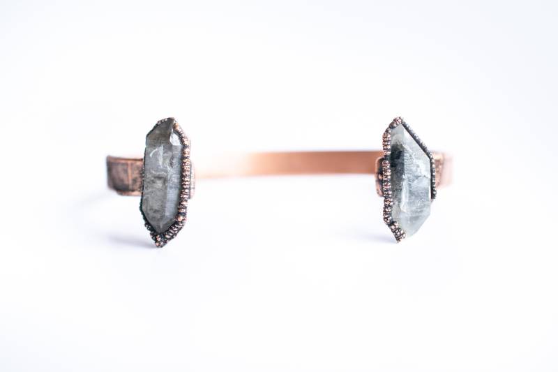 Rohe Anthraxolite Manschette | Mineralmanschette Elektrogeformte Schmuck| Schmuck Rohstein Kupfer Armband von HAWKHOUSE