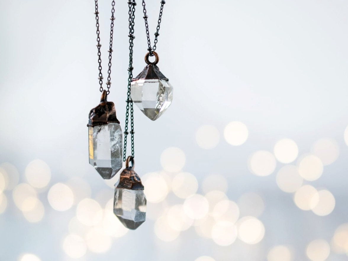 Rohe Kristall Halskette | Elektrogeformte Roh Quarz Anhänger Roher Edelsteinschmuck Rohe Kristall Halskette | Elektrogeformte Roh Quarz Anhänger Roher Edelsteinschmuck von HAWKHOUSE