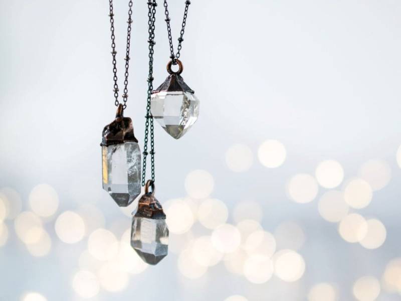 Rohe Kristall Halskette | Elektrogeformte Roh Quarz Anhänger Roher Edelsteinschmuck von HAWKHOUSE
