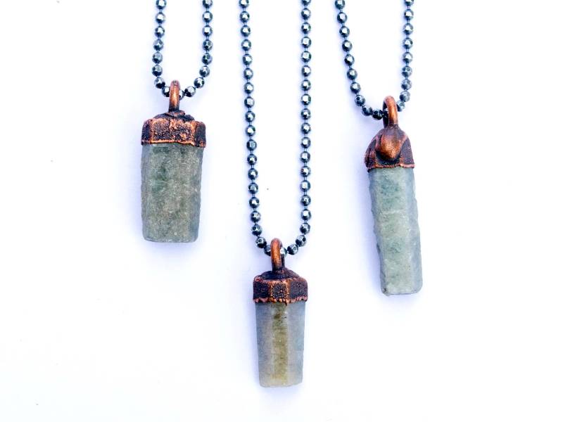 Rohe Saphir Kette | Roher Saphirkristall Anhänger Kristall Blaue Mineralhalskette von HAWKHOUSE