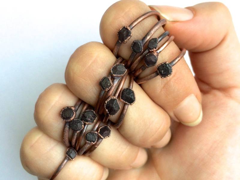 Roher Granat Ring | Dunkelroter Galvanisierter Rohstein Edelstein Einzigartiges Geschenk Mineralring von HAWKHOUSE