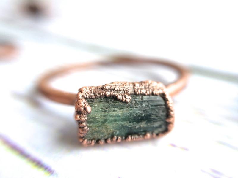 Roher Turmalin-Ring | Grüner Turmalin Kristallring Elektrogeformter Turmalinring Rohstein Ring Turmalin-Schmuck von HAWKHOUSE