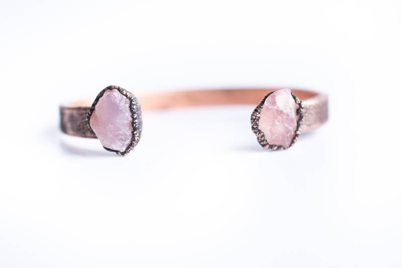 Rosenquarz Manschette Armband | Armreif Roher Schmuck Kristall Kupfer von HAWKHOUSE