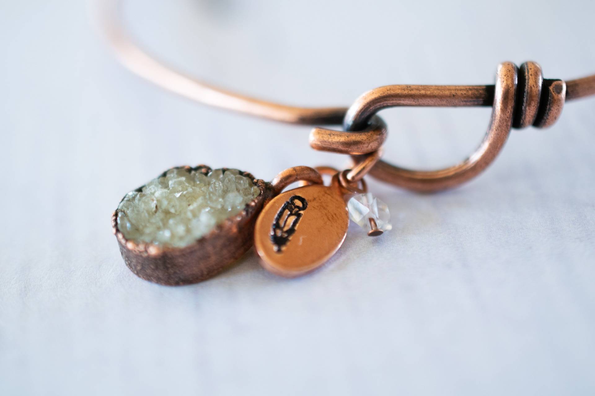 Sale Druzy Armband | Kristall Teardrop Armreif Elektrogeformtes Tropfen Sale Druzy Armband | Kristall Teardrop Armreif Elektrogeformtes Tropfen von HAWKHOUSE