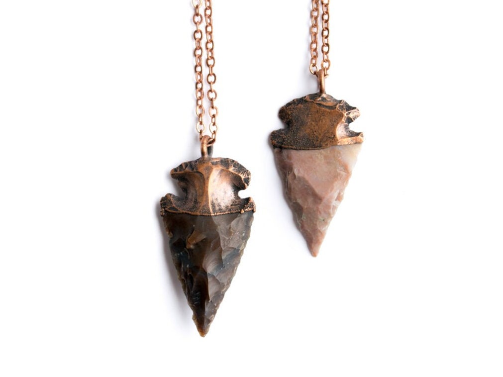 Sale Pfeilspitze Fossil | Galvanisierter Fossiler Schmuck Natürlicher Pfeilspitzen-Anhänger Geschnitzte Im Boho Stil Sale Pfeilspitze Fossil | Galvanisierter Fossiler Schmuck Natürlicher Pfeilspitzen-Anhänger Geschnitzte Im Boho Stil von HAWKHOUSE