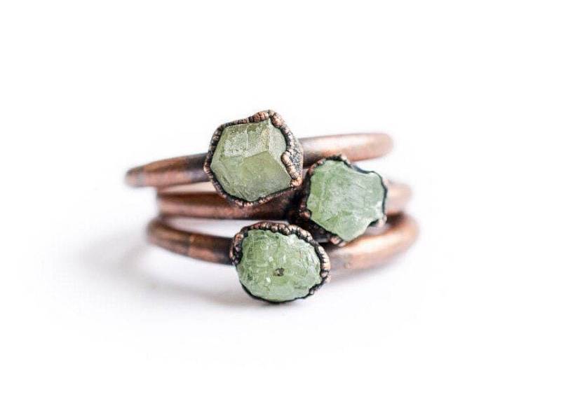 Sale Roher Granat Ring | Grüner Galvanisierter Edelstein Demantoid Mineralring von HAWKHOUSE