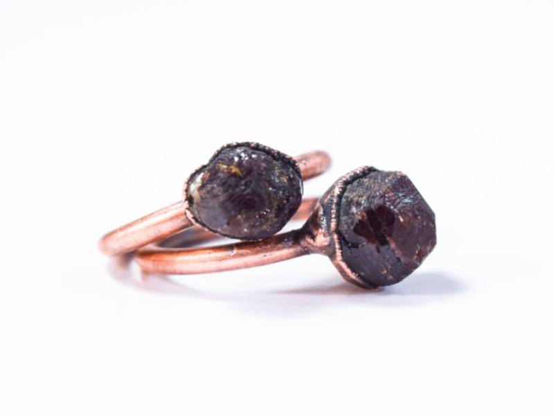 Sale Roher Granat Ring | Tiefroter Elektrogeformter Rohstein Januar Geburtsstein Mineral von HAWKHOUSE