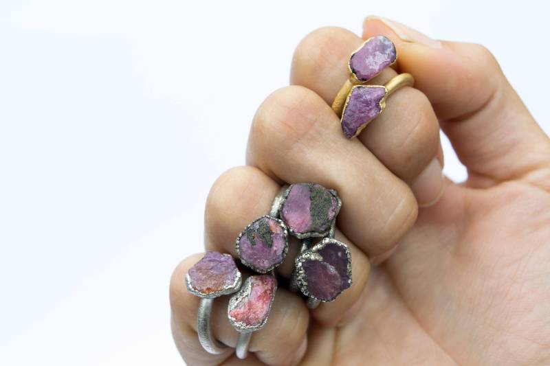 Sale Rubin Ring | Roter Kristall Elektrogeformter Kupfer Roher Edelsteinring Stein von HAWKHOUSE