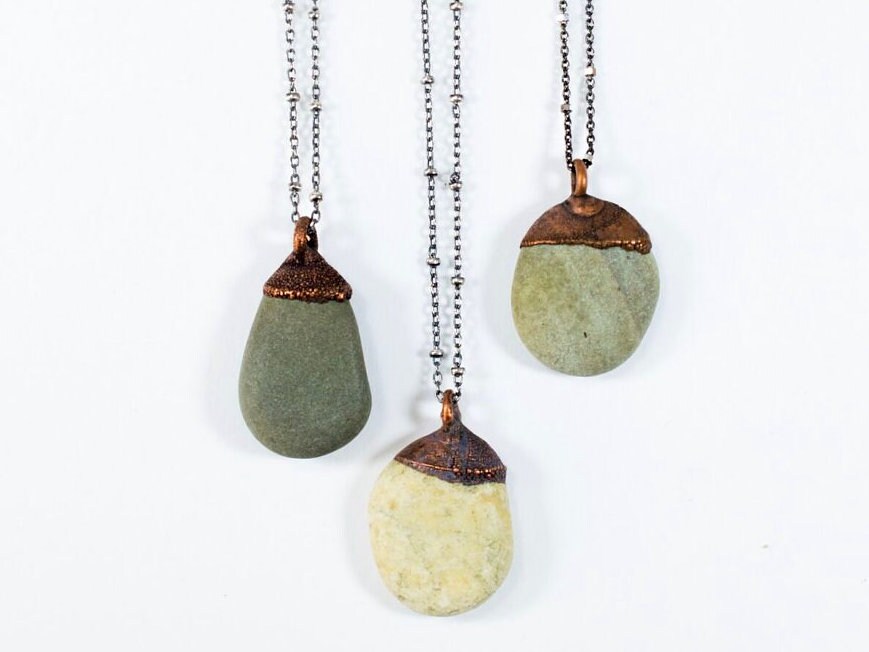 Strand Kiesel Kette | Rohstein Halskette Strandsteinkette Kieselstein Anhänger An Kupfer Marthas Vineyard Strand Kiesel Kette | Rohstein Halskette Strandsteinkette Kieselstein Anhänger An Kupfer Marthas Vineyard von HAWKHOUSE