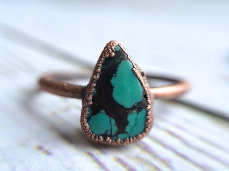 Türkis Ring | Schlichter Stein Stapelring Elektrogeformter Mineralschmuck Bio Schmuck Mineralring von HAWKHOUSE