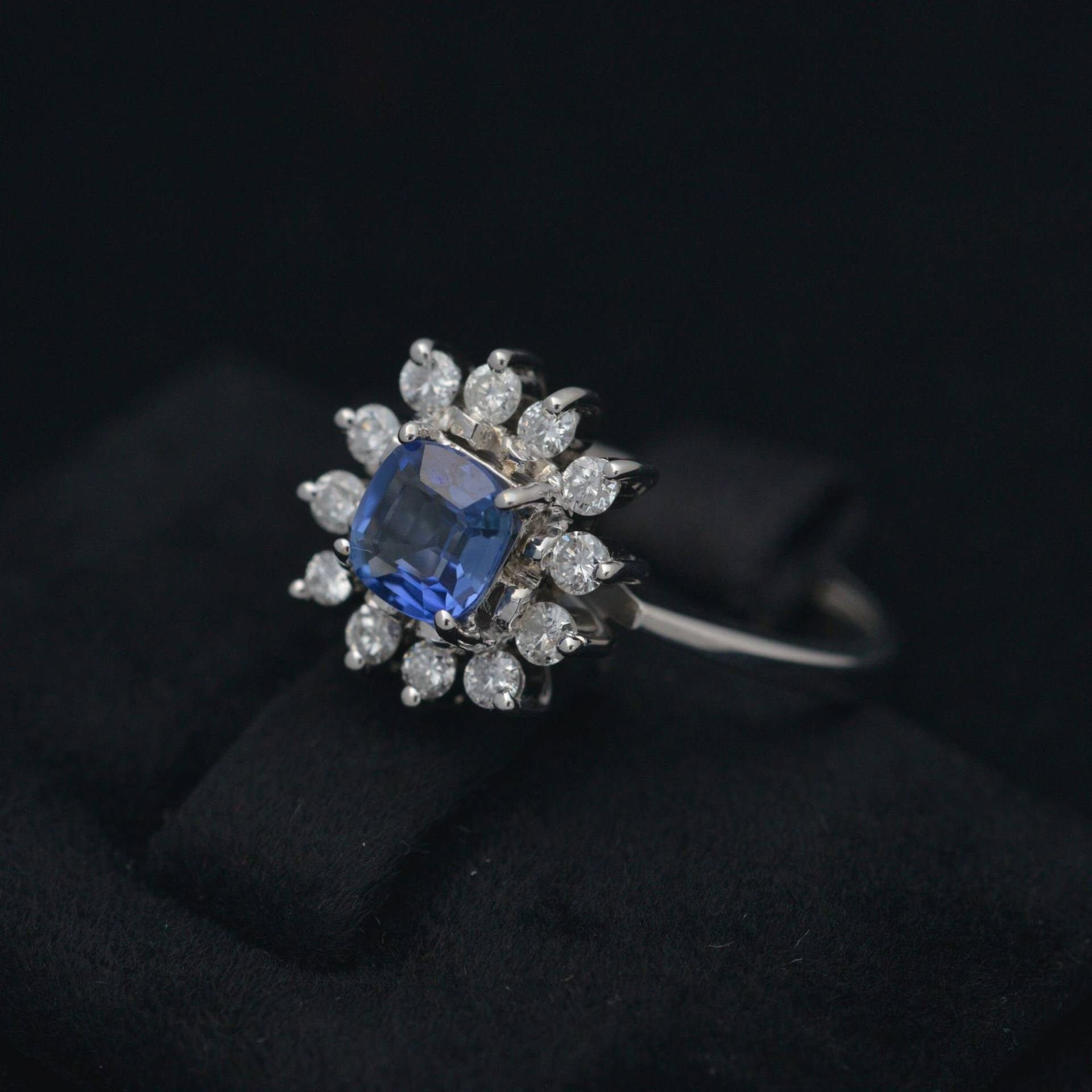 Natürlicher Ceylon Kornblumen Blauer Saphir Mit 12 Diamanten Umgeben Heiligenschein in 18K Weißgold Natürlicher Ceylon Kornblumen Blauer Saphir Mit 12 Diamanten Umgeben Heiligenschein in 18K Weißgold von HAYDEESLOVE
