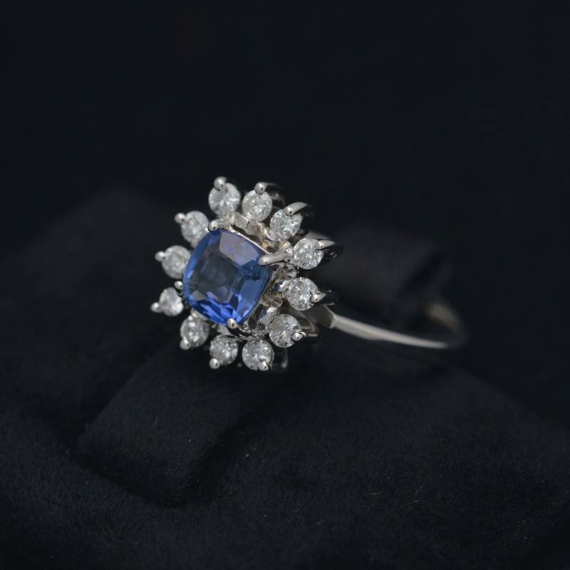 Natürlicher Ceylon Kornblumen Blauer Saphir Mit 12 Diamanten Umgeben Heiligenschein in 18K Weißgold Natürlicher Ceylon Kornblumen Blauer Saphir Mit 12 Diamanten Umgeben Heiligenschein in 18K Weißgold von HAYDEESLOVE