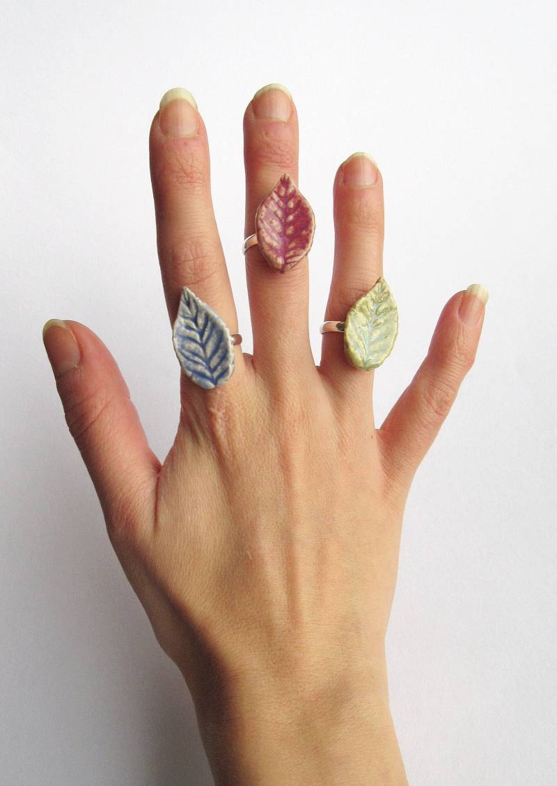 Verstellbare Keramik Blatt Ring - Handwerker Schmuck- Blau Rosa Grüne Blätter Natur Hippie Wald Schmuck von HBSculptures