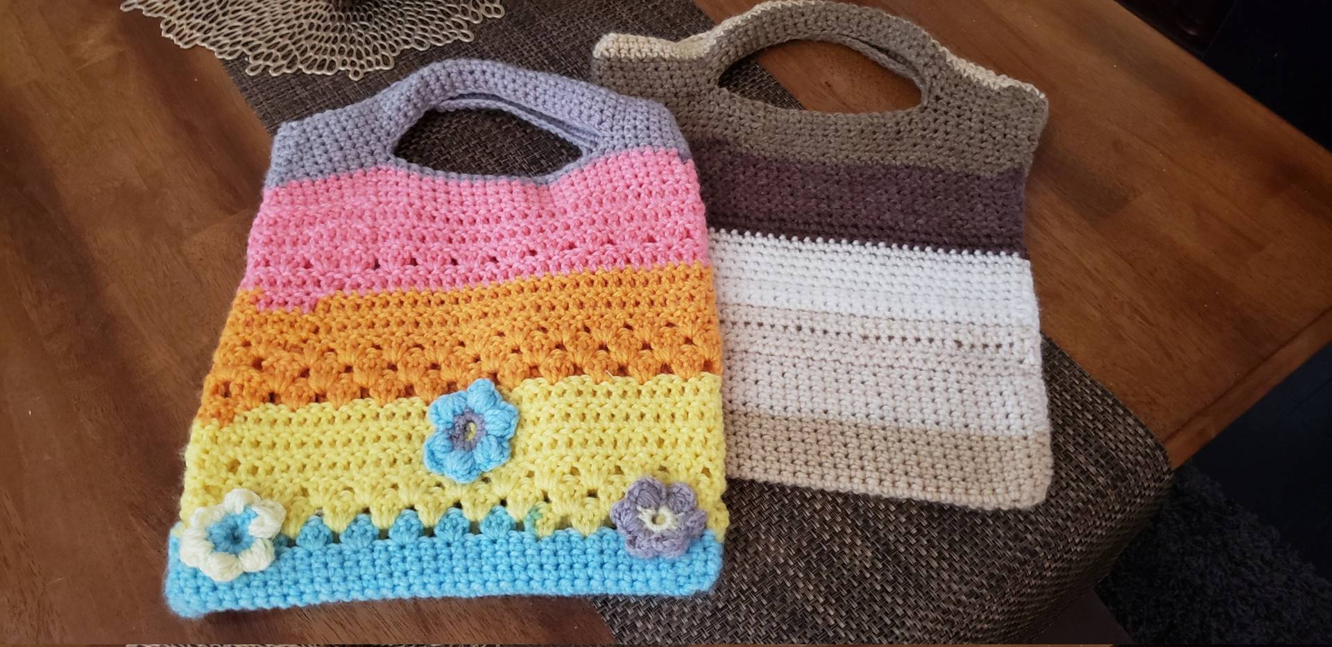 Kleine Gehäkelte Tragetasche Kleine Gehäkelte Tragetasche von HEADbandsnHANDbags
