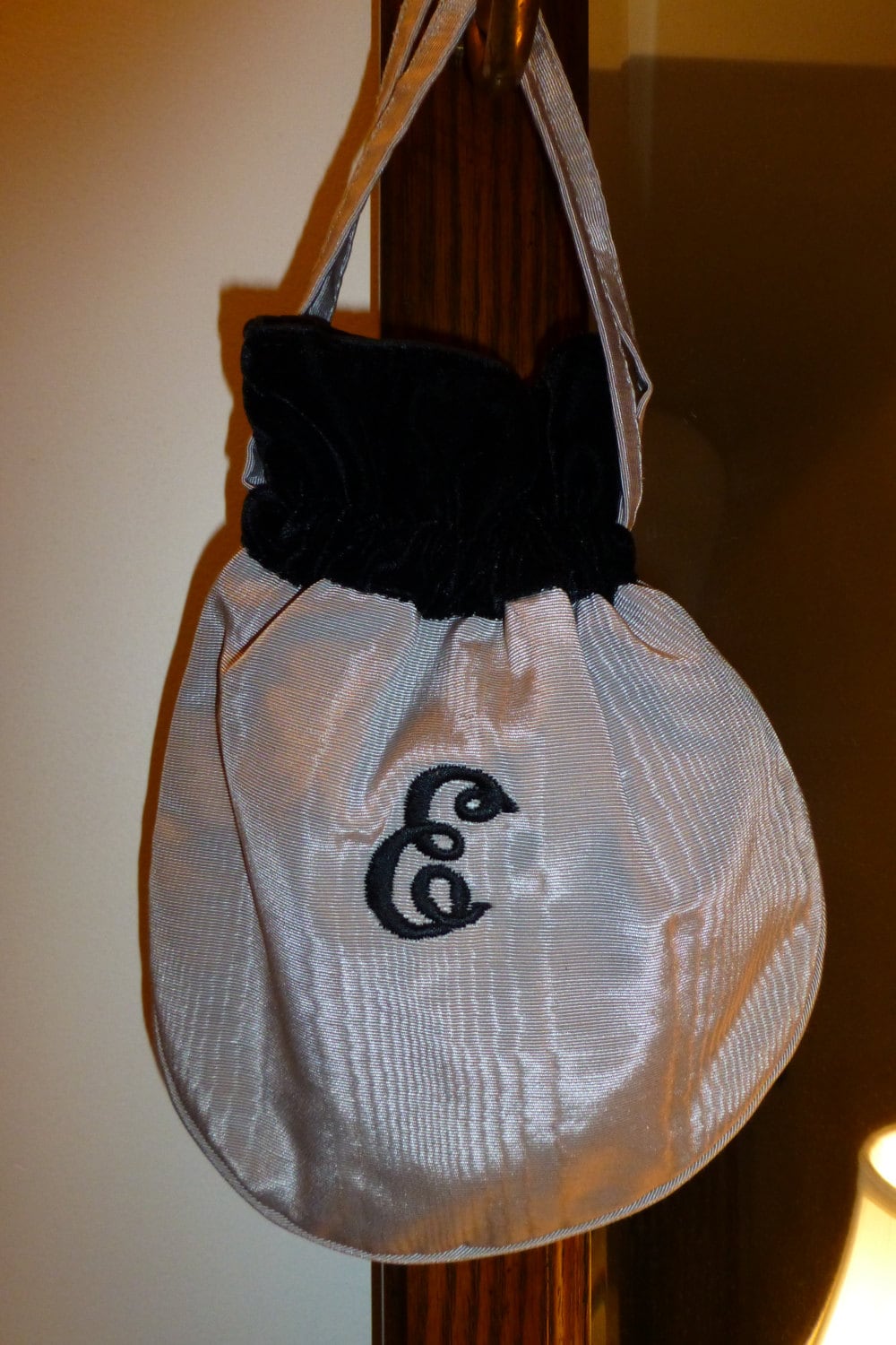 Bestickte E Initial Silber Moire & Schwarz Samt Kordelzug Tasche, Hand Made in Usa Bestickte E Initial Silber Moire & Schwarz Samt Kordelzug Tasche, Hand Made in Usa von HEARTFELTFAVORITES