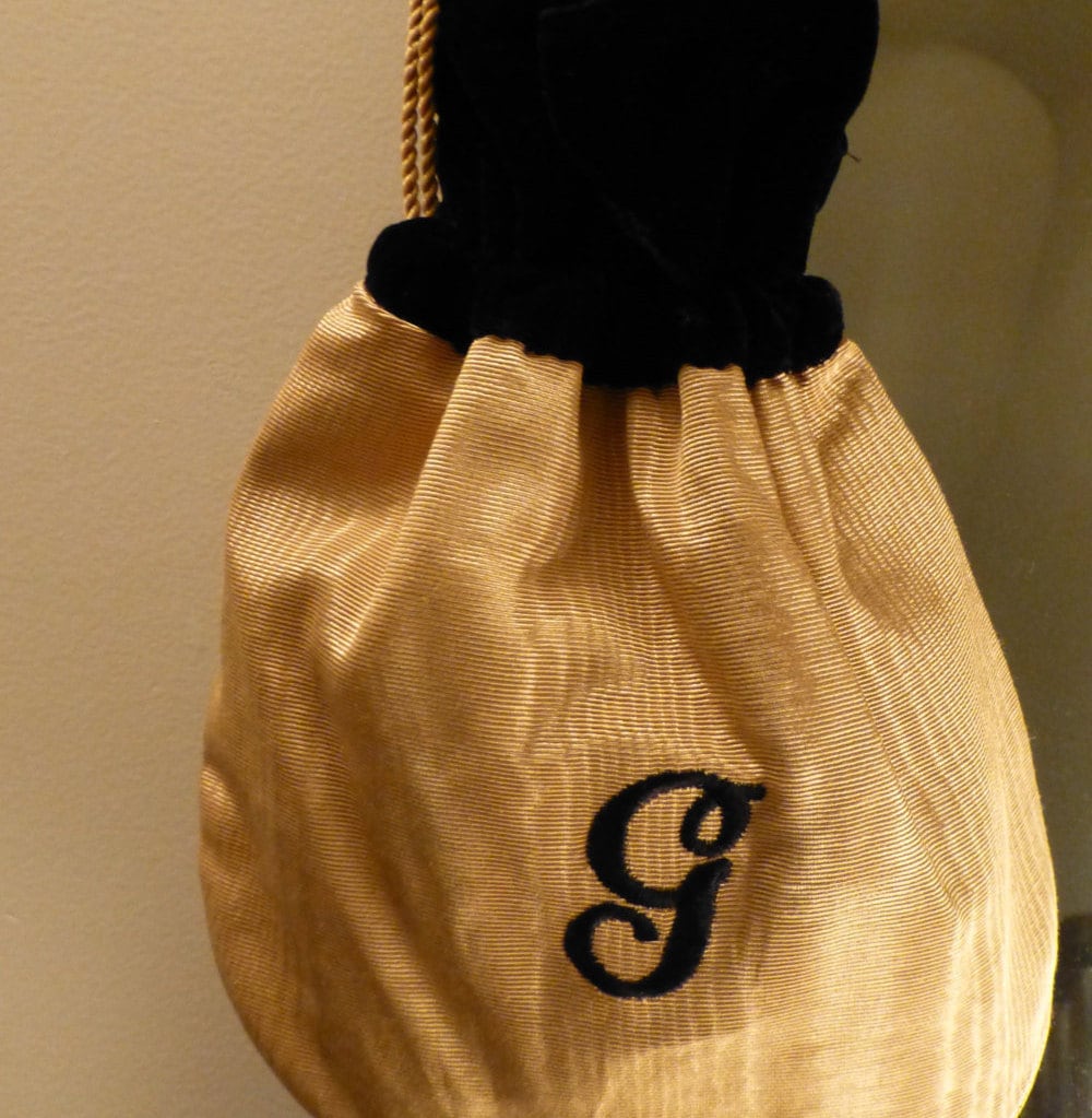 Bestickte G Initial Gold Moire & Schwarz Samt Kordelzug Tasche, Hand Made in Usa Bestickte G Initial Gold Moire & Schwarz Samt Kordelzug Tasche, Hand Made in Usa von HEARTFELTFAVORITES