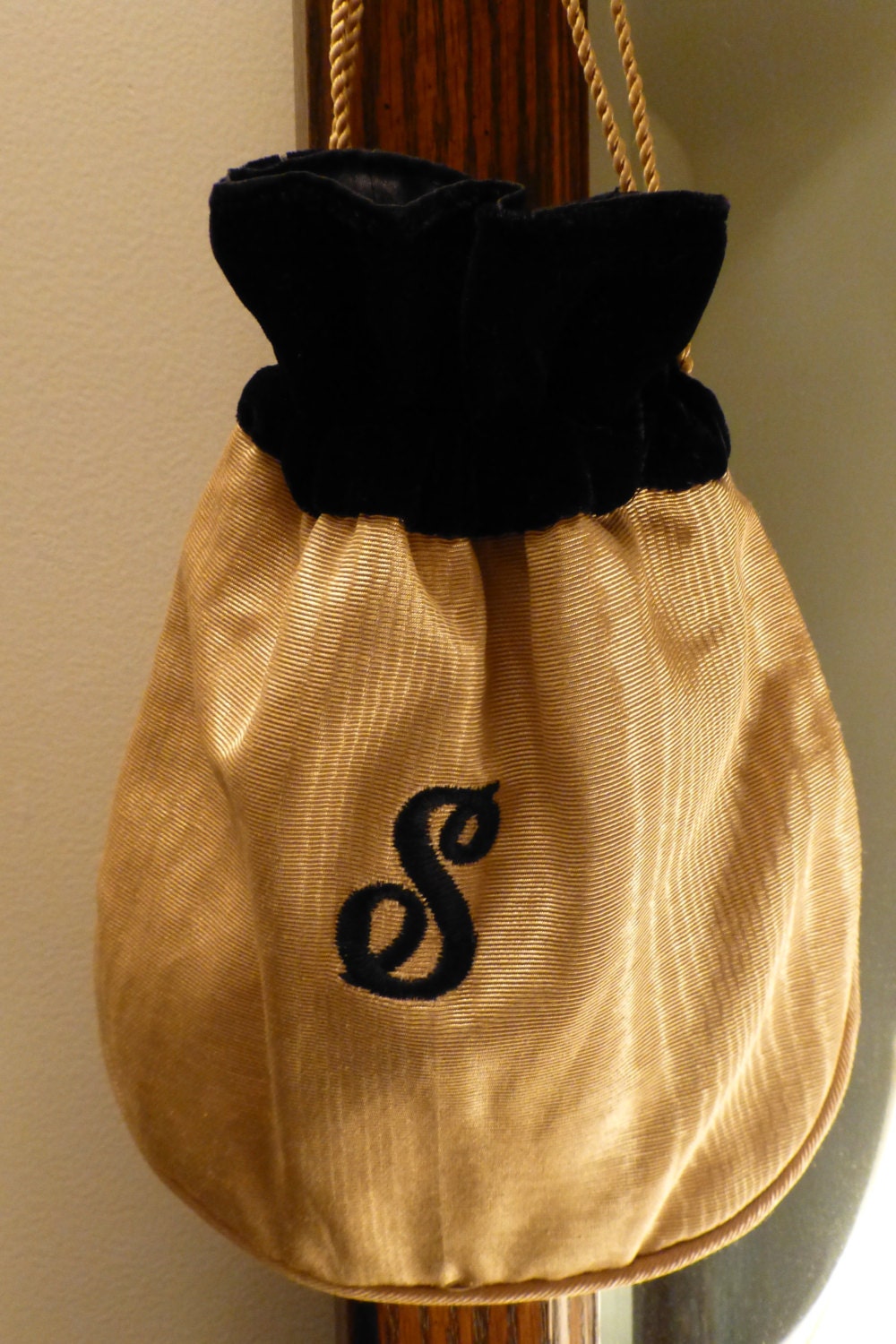 Bestickte S Initial Light Gold Moire & Schwarzer Samt Kordelzugbeutel, Handgefertigt in Den Usa Bestickte S Initial Light Gold Moire & Schwarzer Samt Kordelzugbeutel, Handgefertigt in Den Usa von HEARTFELTFAVORITES