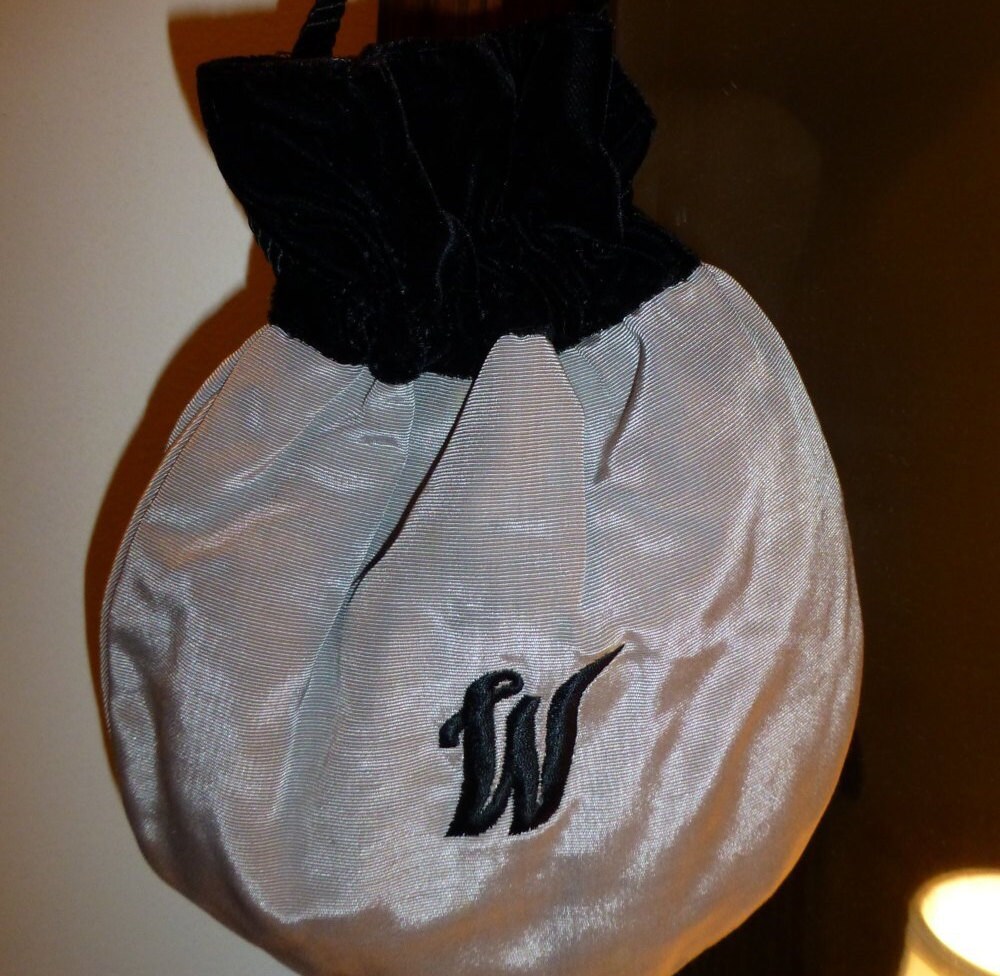 Bestickte W Silber Moire & Schwarz Samt Kordelzug Tasche, Handgefertigt in Usa Bestickte W Silber Moire & Schwarz Samt Kordelzug Tasche, Handgefertigt in Usa von HEARTFELTFAVORITES