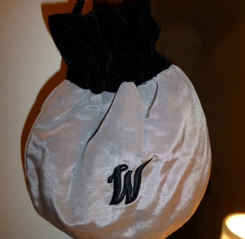 Bestickte W Silber Moire & Schwarz Samt Kordelzug Tasche, Handgefertigt in Usa Bestickte W Silber Moire & Schwarz Samt Kordelzug Tasche, Handgefertigt in Usa von HEARTFELTFAVORITES