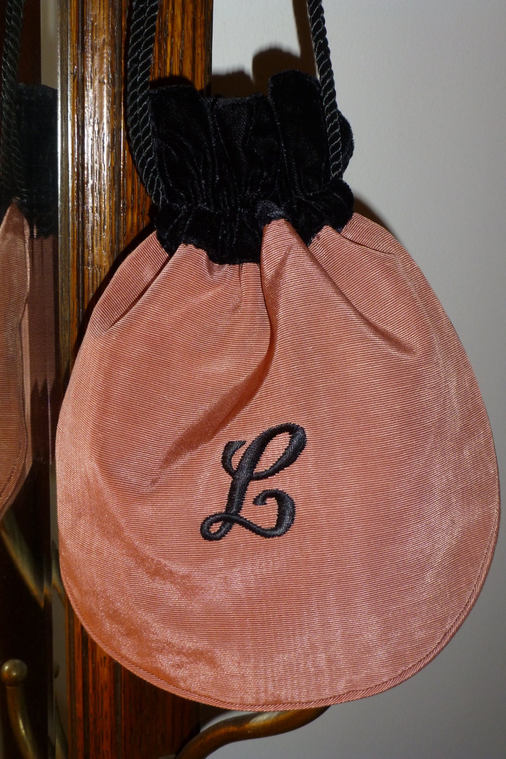 "Bestickter "L" Initial Dusty Pink Moire & Schwarzer Samt Kordelzugbeutel, Handgefertigt in Den Usa." "Bestickter "L" Initial Dusty Pink Moire & Schwarzer Samt Kordelzugbeutel, Handgefertigt in Den Usa." von HEARTFELTFAVORITES