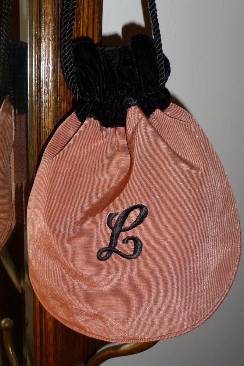 "Bestickter "L" Initial Dusty Pink Moire & Schwarzer Samt Kordelzugbeutel, Handgefertigt in Den Usa." "Bestickter "L" Initial Dusty Pink Moire & Schwarzer Samt Kordelzugbeutel, Handgefertigt in Den Usa." von HEARTFELTFAVORITES