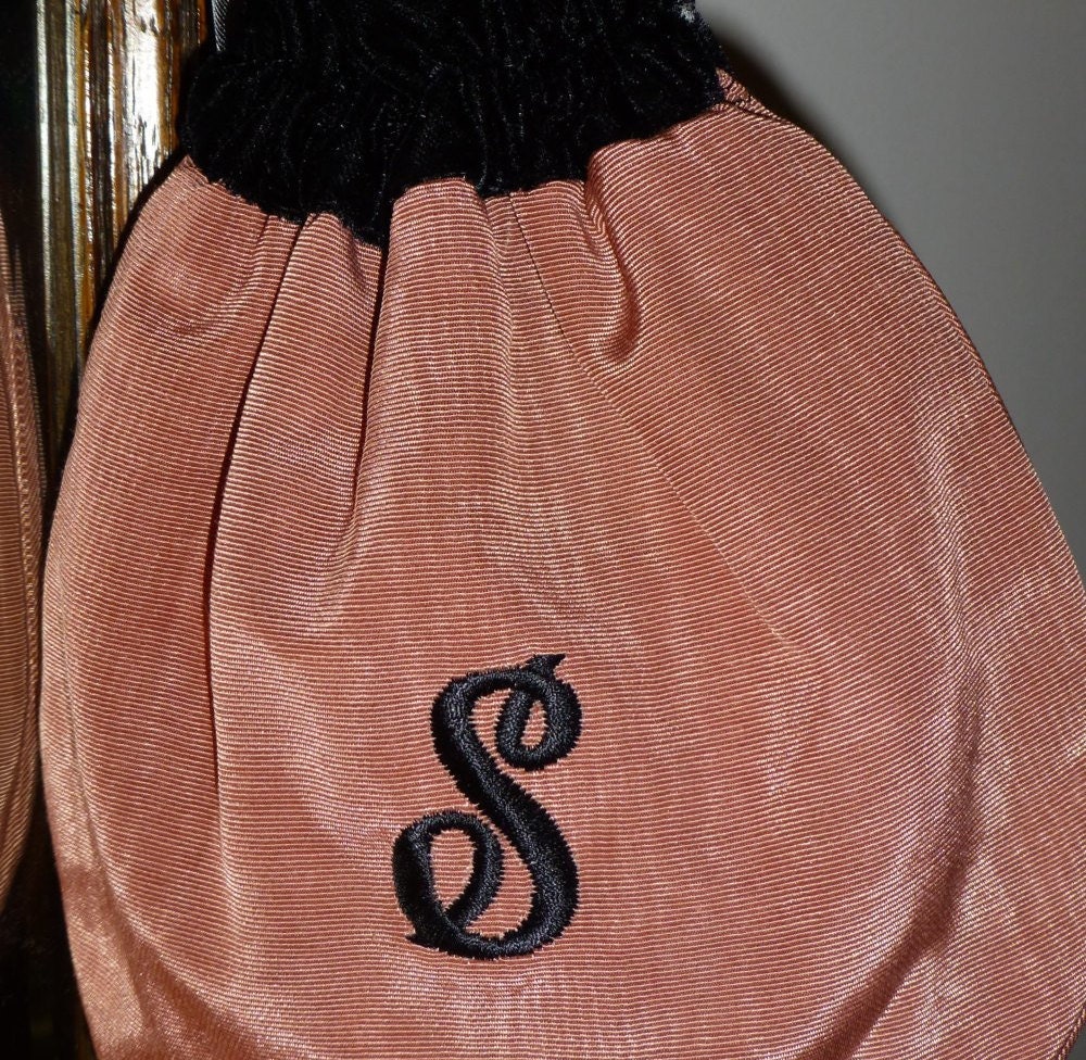 "Bestickter "S" Initial Dusty Pink Moire & Schwarzer Samt Kordelzugbeutel, Handgefertigt in Den Usa." "Bestickter "S" Initial Dusty Pink Moire & Schwarzer Samt Kordelzugbeutel, Handgefertigt in Den Usa." von HEARTFELTFAVORITES