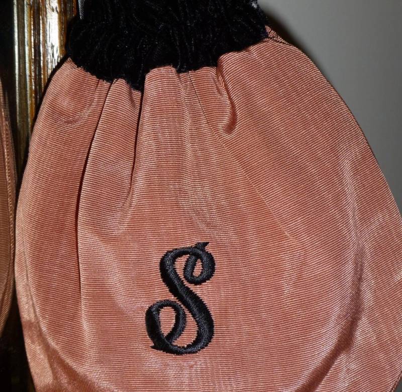 "Bestickter "S" Initial Dusty Pink Moire & Schwarzer Samt Kordelzugbeutel, Handgefertigt in Den Usa." "Bestickter "S" Initial Dusty Pink Moire & Schwarzer Samt Kordelzugbeutel, Handgefertigt in Den Usa." von HEARTFELTFAVORITES