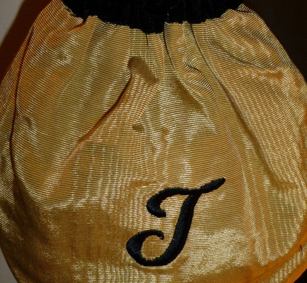 Gesticktes T Initial Gold Moire & Schwarzer Samt Kordelzugbeutel, Handgefertigt in Den Usa Gesticktes T Initial Gold Moire & Schwarzer Samt Kordelzugbeutel, Handgefertigt in Den Usa von HEARTFELTFAVORITES