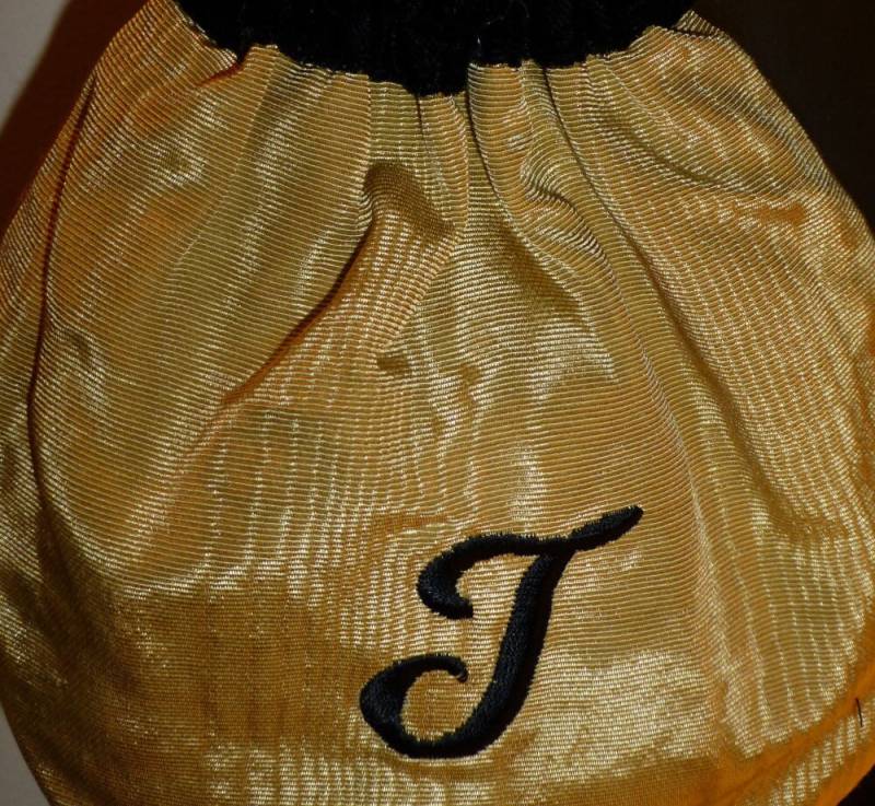 Gesticktes T Initial Gold Moire & Schwarzer Samt Kordelzugbeutel, Handgefertigt in Den Usa Gesticktes T Initial Gold Moire & Schwarzer Samt Kordelzugbeutel, Handgefertigt in Den Usa von HEARTFELTFAVORITES