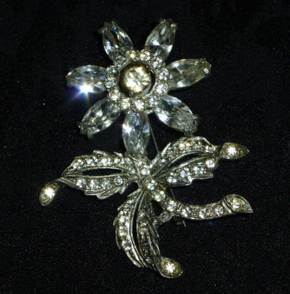 Große Klare Strass Brosche Mit Blume, Ca. 1940-1950, Unsigniert, Original, Alles Aus Einer Hand, Nachlassfund Große Klare Strass Brosche Mit Blume, Ca. 1940-1950, Unsigniert, Original, Alles Aus Einer Hand, Nachlassfund von HEARTFELTFAVORITES