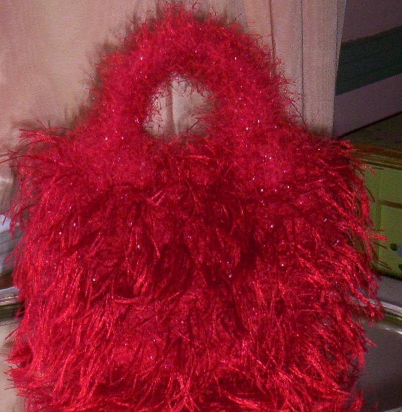Handgemachte Lippenstift Rot Fransen Tasche Metallic Silber Fluff, Top-Handhabung Handgemachte Lippenstift Rot Fransen Tasche Metallic Silber Fluff, Top-Handhabung von HEARTFELTFAVORITES