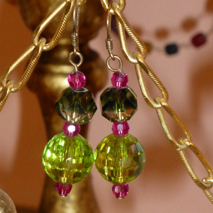 Vintage Kristall Ohrringe Lime Grün, Himbeer Pink, Handarbeit Vintage Kristall Ohrringe Lime Grün, Himbeer Pink, Handarbeit von HEARTFELTFAVORITES