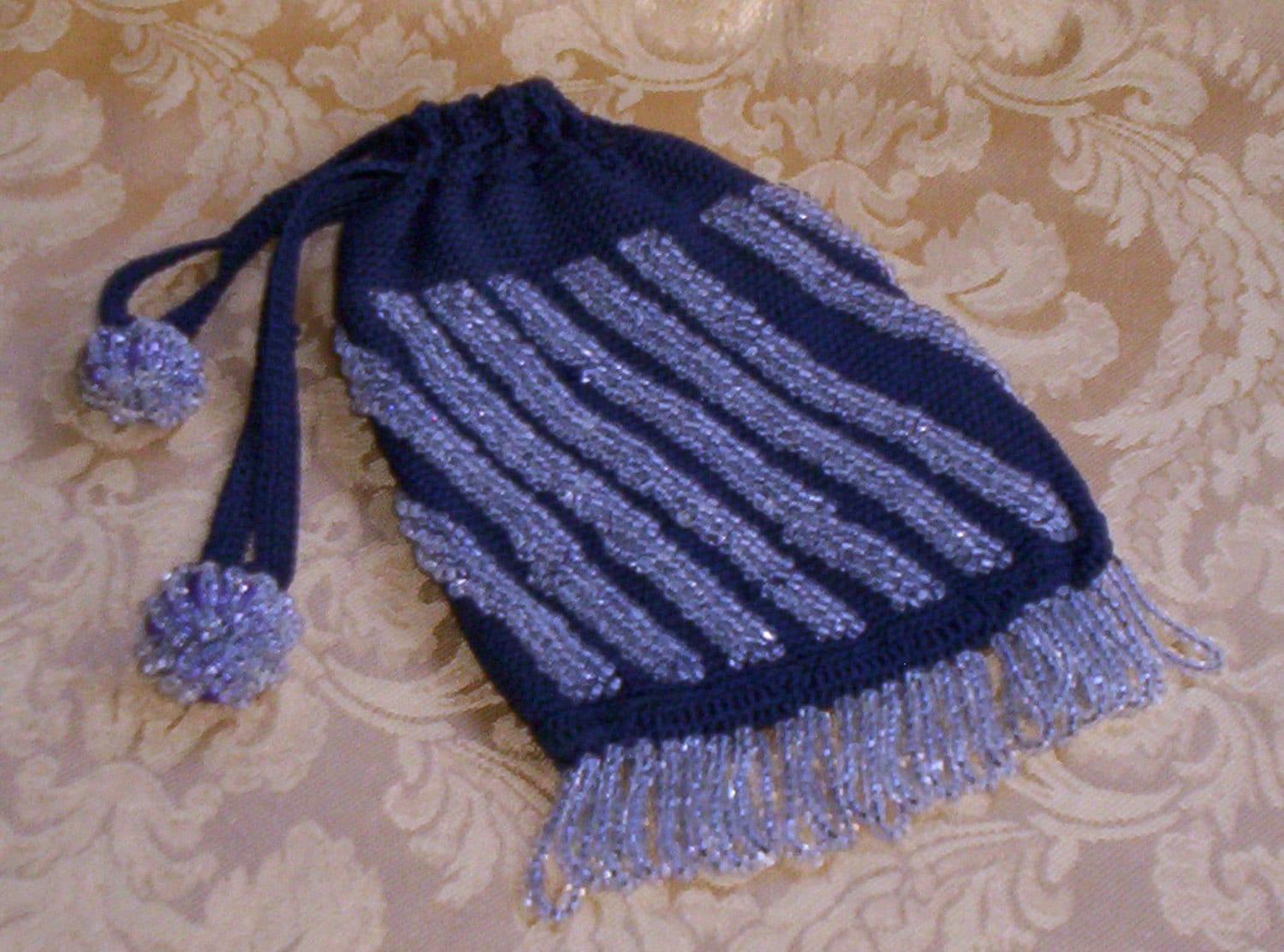 Vintage Perlen Häkeln Kordelzug Tasche Navy Blau, Lila Seide Futter, 1920Er Jahre Vintage Perlen Häkeln Kordelzug Tasche Navy Blau, Lila Seide Futter, 1920Er Jahre von HEARTFELTFAVORITES
