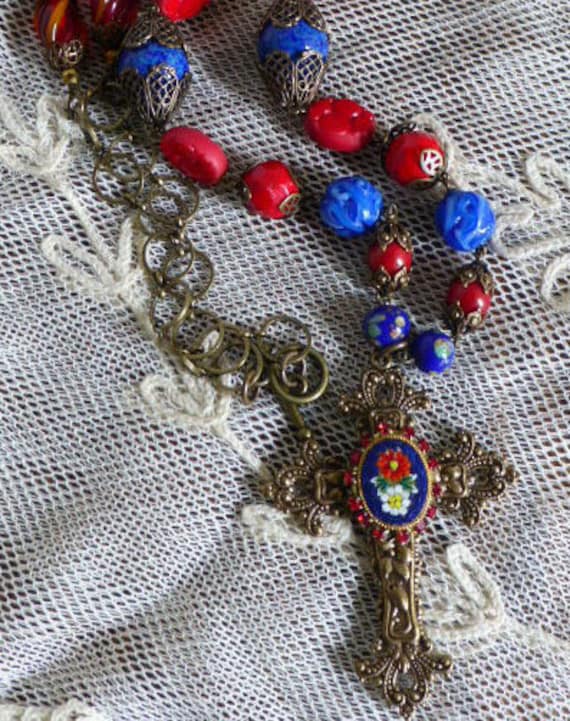 Vintage Perlen Kreuz Halskette Rote & Blaue Perlen, Filigraner Anhänger Aus Messing Vintage Perlen Kreuz Halskette Rote & Blaue Perlen, Filigraner Anhänger Aus Messing von HEARTFELTFAVORITES