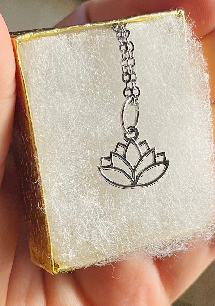 Lotus Blume Halskette, Edelstahl Wiedergeburt Flowers von HEARTOFGARNETLLC