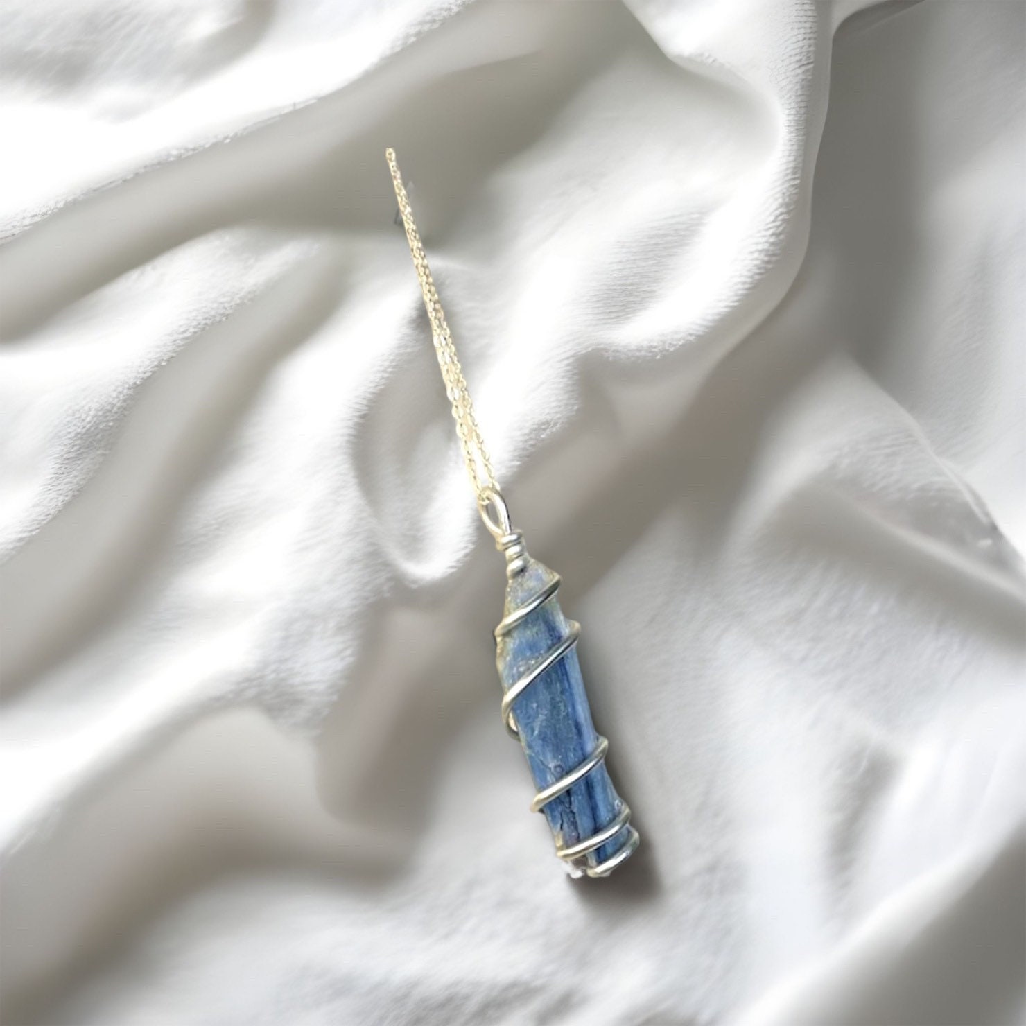 Rohe Kyanit Halskette, Wire Wrapped Kyanit, Heilende Kristalle, Schmuck von HEARTOFGARNETLLC