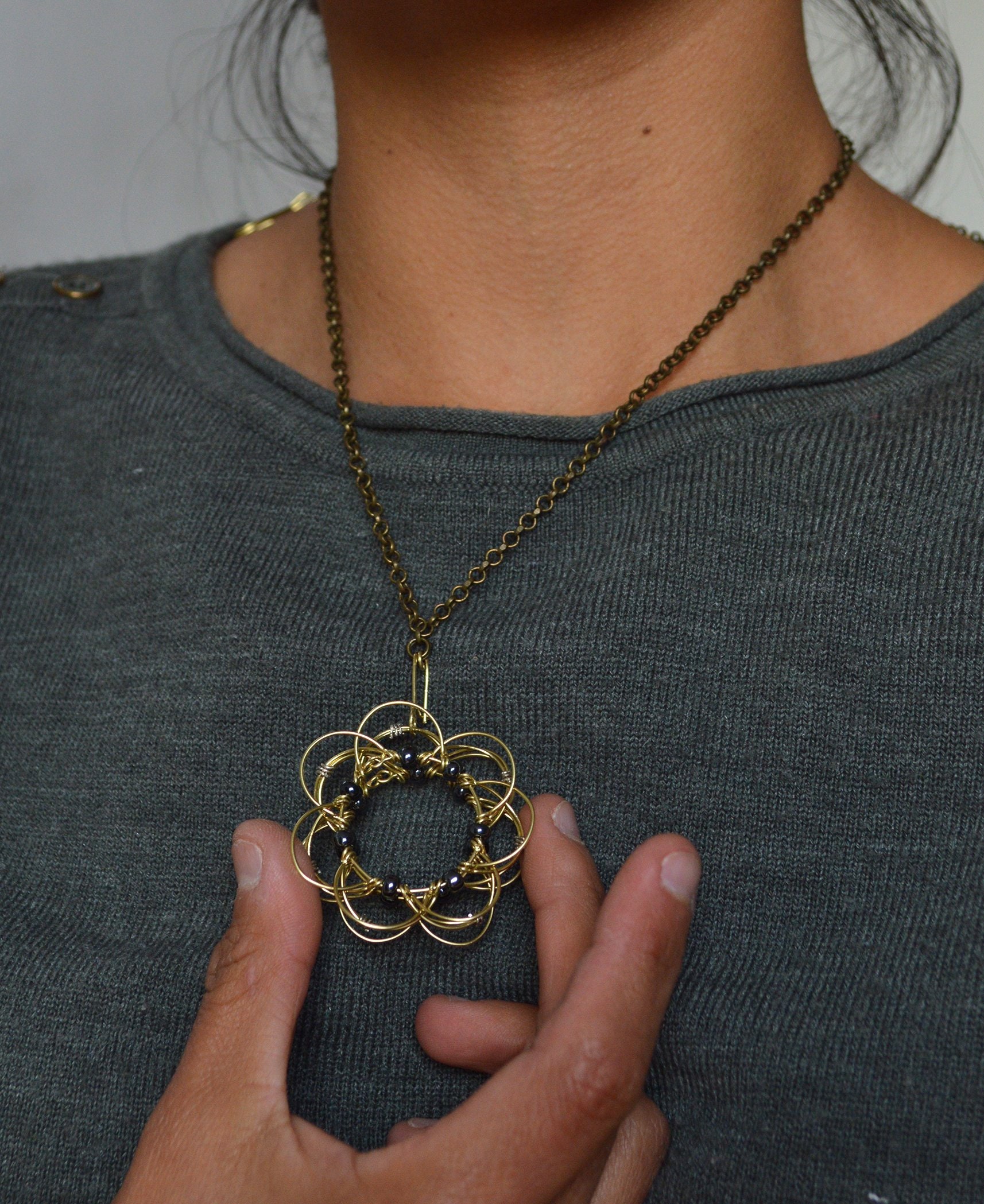 Halskette Mit Draht-Mandala Und Uhrwerk von HECHOENELCAMINO