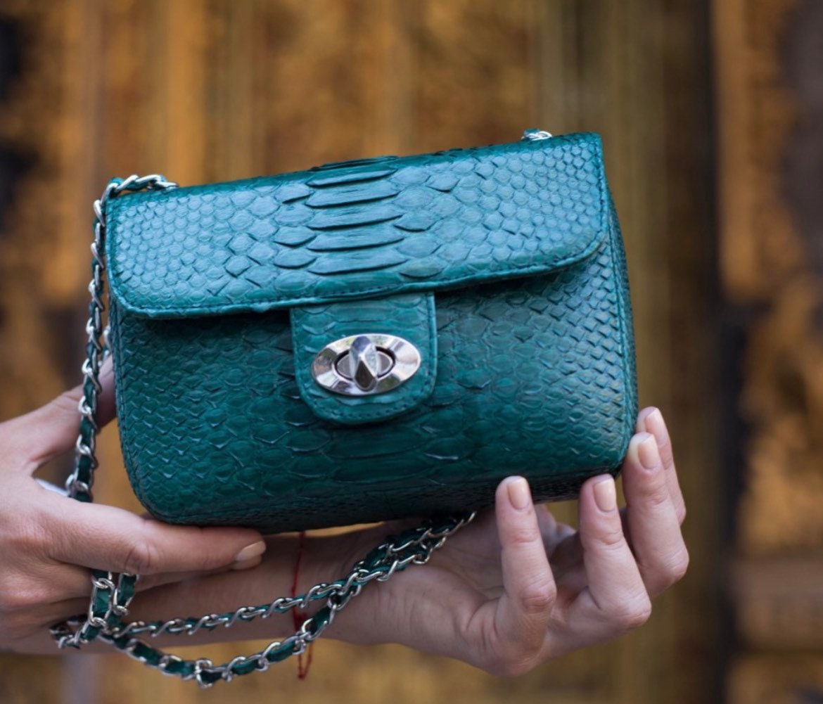 Echte Python-Haut - Dunkelgrüne Umhängetasche | Verstellbare Kette Klasse Elegante Schlange Kleine Dame Sommer Geldbörse Designer Ledertaschen Echte Python-Haut - Dunkelgrüne Umhängetasche | Verstellbare Kette Klasse Elegante Schlange Kleine Dame Sommer Geldbörse Designer Ledertaschen von HEDONISTBALI