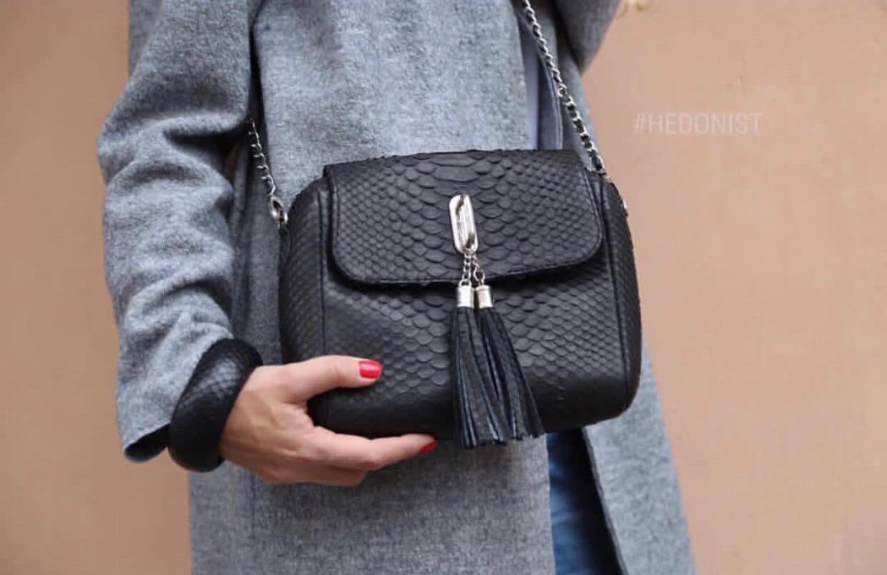Echte Python-Haut Klasse Crossbody-Kettentasche Handgefertigt | Quaste Tasche Python Leder Abnehmbare Kette Clutch Schwarz Classy Elegante Geldbörse von HEDONISTBALI