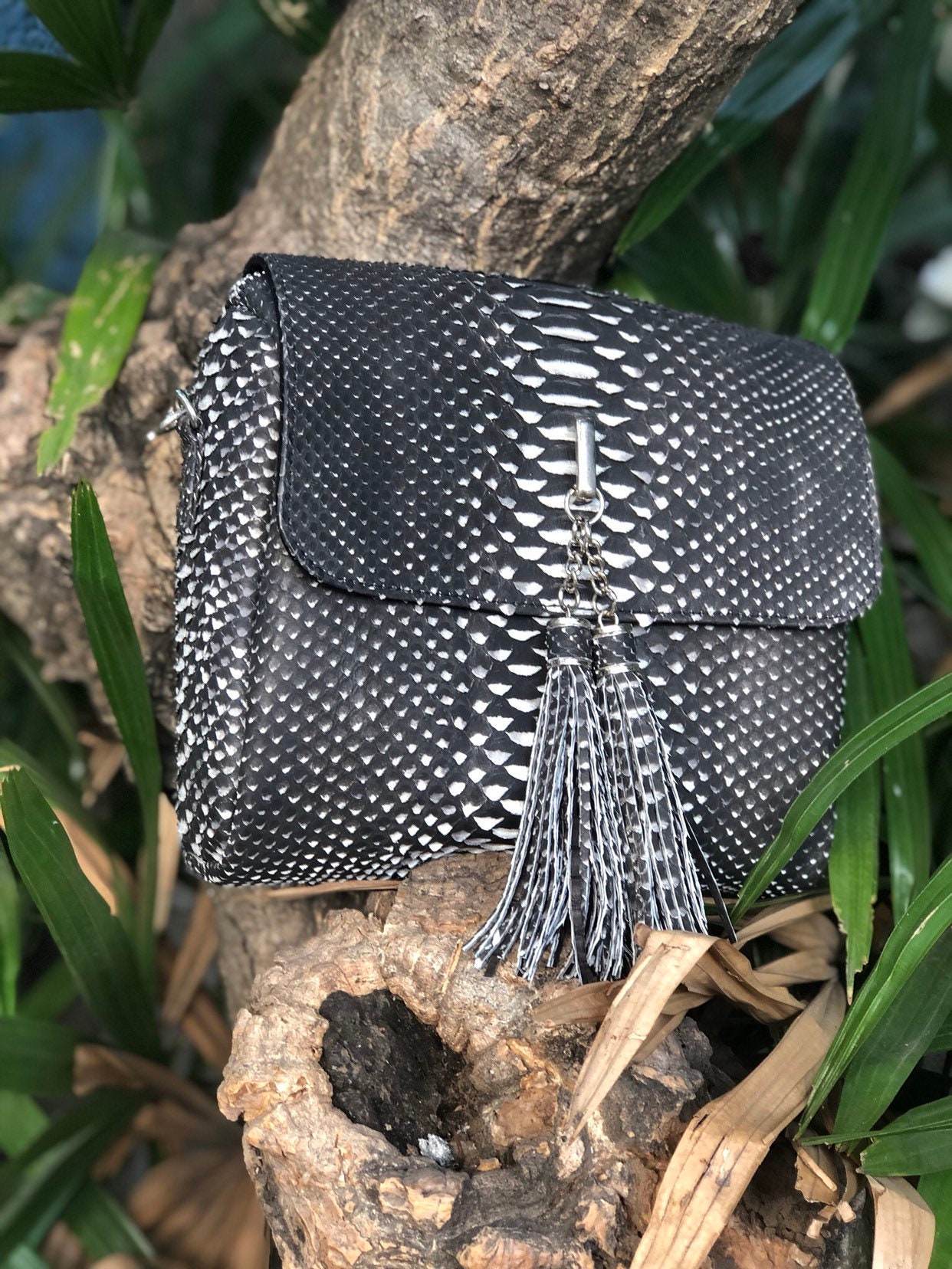 Echte Python-Haut Klasse Crossbody-Kettentasche Handgefertigt | Schwarze Quaste Tasche Python Detacable Kette Clutch Schwarz Edelweiß Elegante von HEDONISTBALI