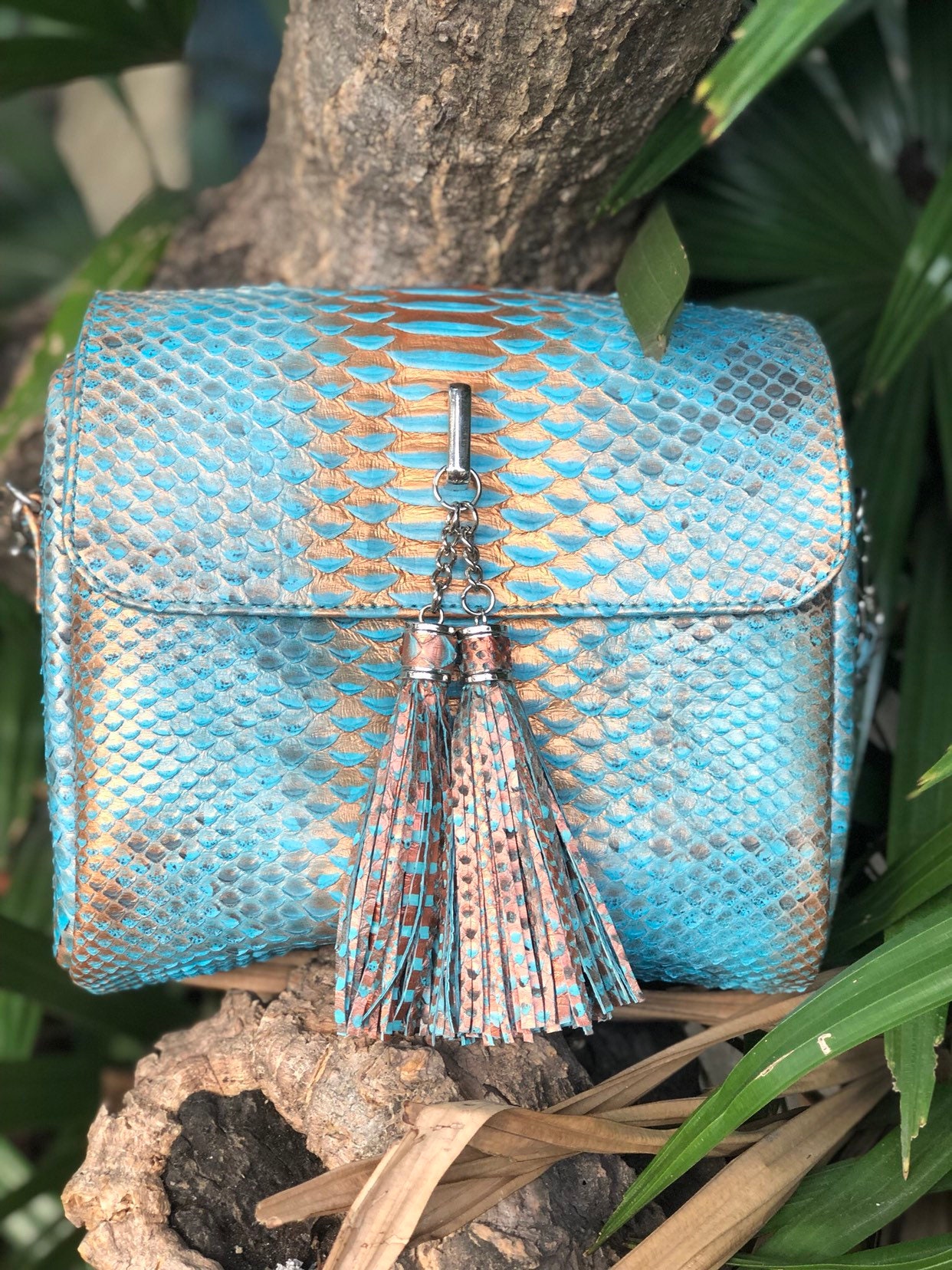 Echte Python-Haut Noble Crossbody-Kettentasche Handgefertigt | Quaste Tasche Python Abnehmbare Kette Clutch Blau Türkis Trends Edel Elegante von HEDONISTBALI