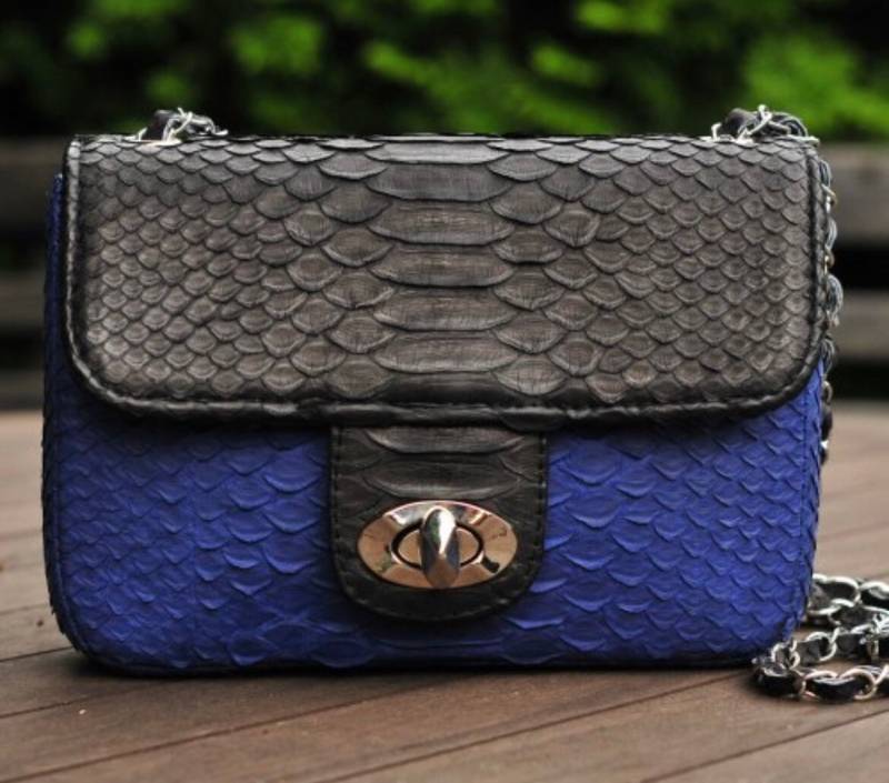 Echte Python-Haut-Umhängetasche Schwarz Und Blau | Verstellbare Kette Classy Elegant Crossbody Kleine Lady Bag Python Colorblockgeldbörse von HEDONISTBALI