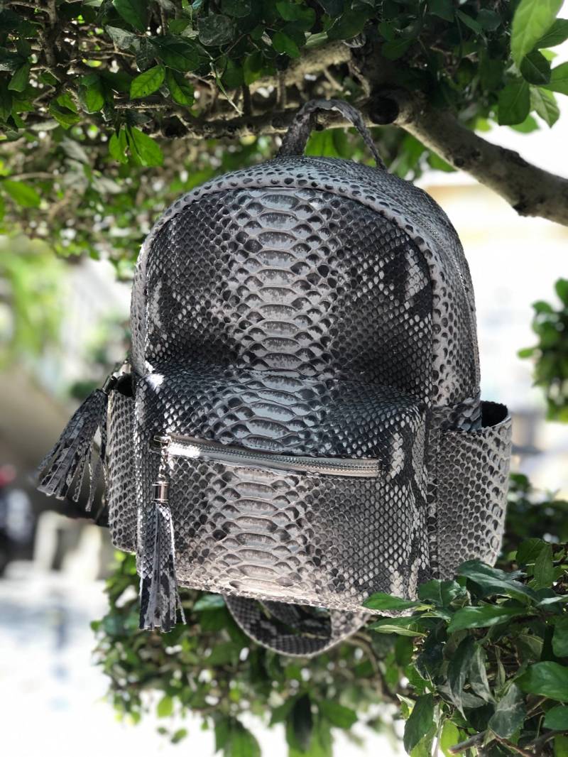 Echter Pythonhaut Rucksack Grau Frau Edel Eleganter Leder, Frauenhandgemachter Schlangenpint Pythonprint Natur Trend von HEDONISTBALI