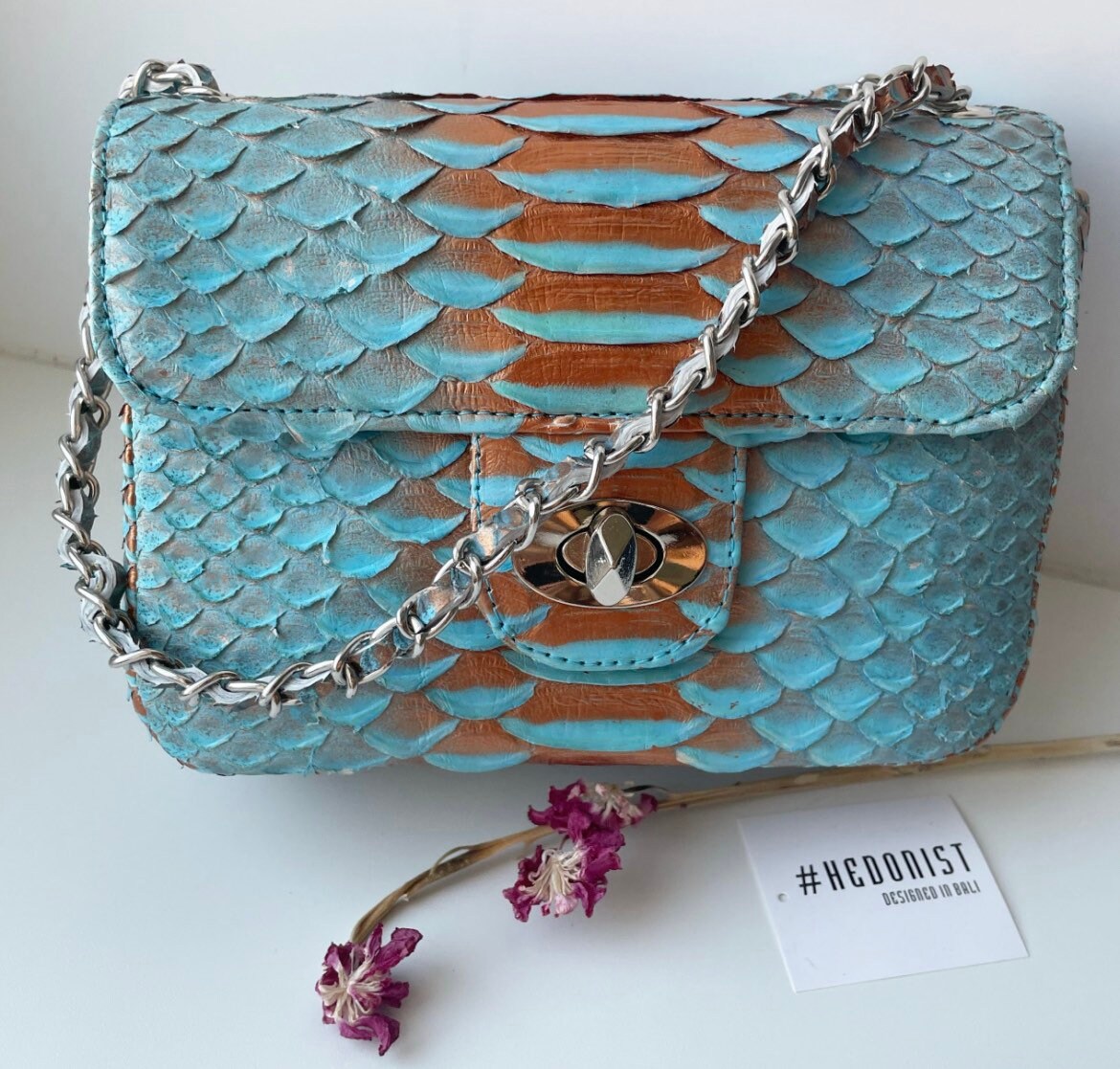 Hellblaue Crossbody Bag Aus Echter Python-Haut | Verstellbare Kette Edel Elegante Kleine Damentasche Sommertasche Python Geldbörse Hellblaue Crossbody Bag Aus Echter Python-Haut | Verstellbare Kette Edel Elegante Kleine Damentasche Sommertasche Python Geldbörse von HEDONISTBALI