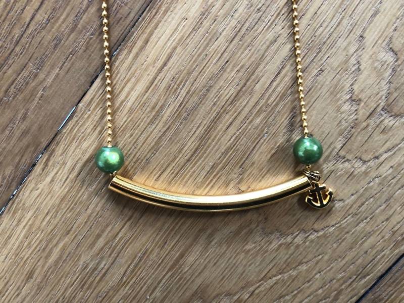 Goldene Kette Mit Goldener Röhrenperle, Perlen Grün Und Anker Anhänger Gold von HEIDIGoldBerlin